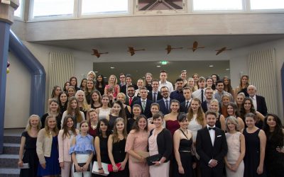 64 Abiturienten entlassen – nach 13 Jahren in der Kammer des Schreckens