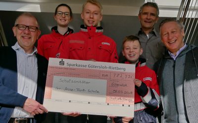 Stadtwerke-Mitarbeiter spenden an die  Schulsanitäter der Anne-Frank-Schule