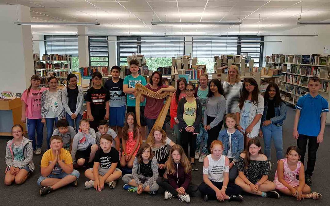 Highlight zum Schuljahresende: Märchen und Harfe in der Anne-Frank-Gesamtschule
