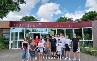 Anne-Frank-Schüler unterstützen die Radfahrprüfung in der Grundschule Blankenhagen