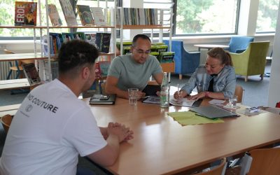 Profis trainieren mit Schüler*innen für das Bewerbungsgespräch